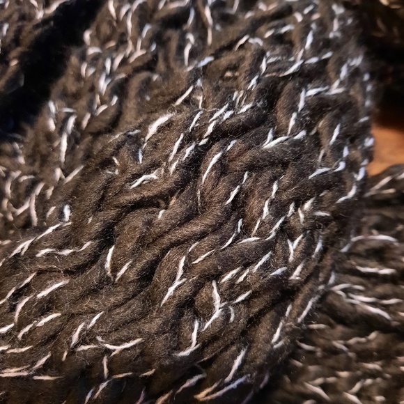 💲Infinity Loop Knit Scarf - Picture 4 of 5